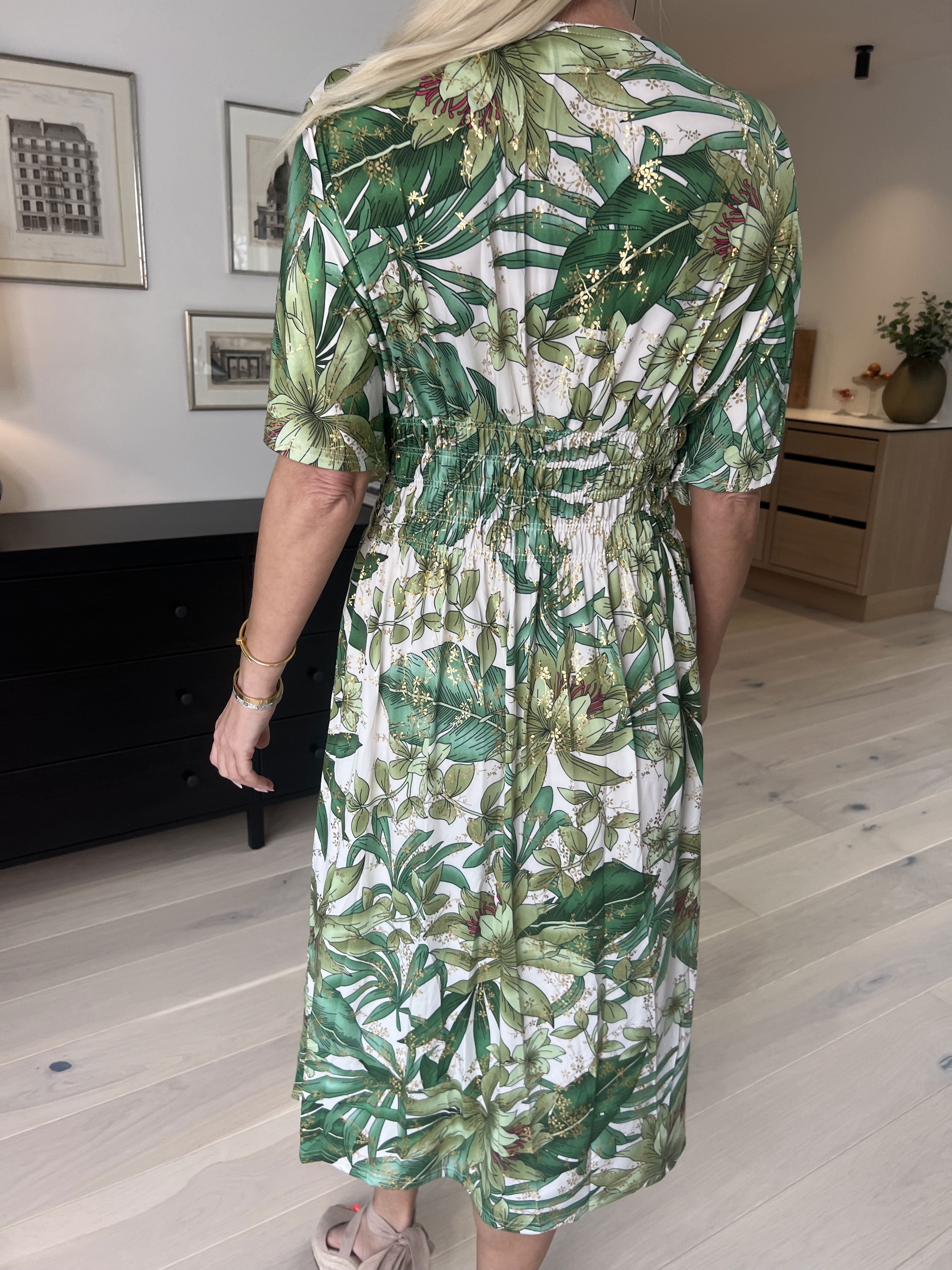 Pams Midi - Elastisk blomstret kjole i krølfrit stof